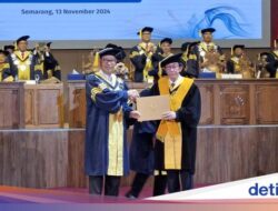 Irwan Hidayat Terima Gelar Doktor Honoris Causa Didalam Unnes