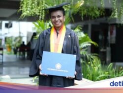 Lulus Bersama UGM, Awane Siap Mengabdikan Ilmu Di Kampung Awabutu Papua Di