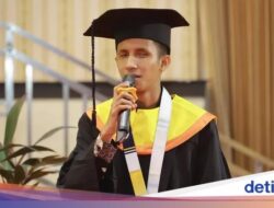 Kisah Alfian, Wisudawan Tunanetra Pertama Unair Sukses Raih Gelar S2