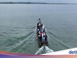 Potret Siswa SD Arungi Laut Untuk Menimba Ilmu