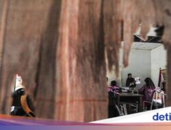 Miris! Siswa Harus Belajar Di Ruang Kelas Rusak