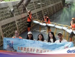 Keren! Siswi BINUS SCHOOL Simprug Pasang Penjaring Sampah Ke Sungai