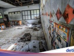 Ruang Kelas Rusak, Siswa Belajar Ke Teras Sekolah