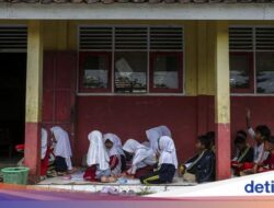Potret Siswa Belajar Ke Teras gegara Sekolah Kurang Ruang Kelas