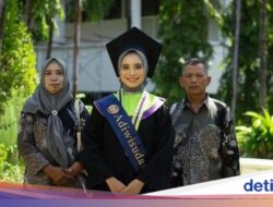 Kisah Ela, Anak Petani Jombang yang Karena Itu Wisudawan Terbaik Unesa
