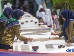 Membatik Di Kain 116 Meter Rayakan 16 Tahun Batik diakui UNESCO