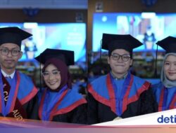 Romantisnya, 2 Pasutri Ini Berhasil Lulus dan Wisuda Bareng Hingga ITS