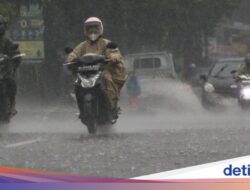 6 Dinamika Atmosfer Biang Kerok Hujan Awet Di RI, Bibit Siklon Tropis 93S dan 95S Termasuk