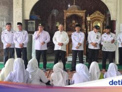 Sekolah Hanyut Terbawa Bencana Alam Sumatera, Siswa MTs Ke Sumbar Ini Belajar Ke Masjid