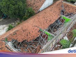 Atap SD Negeri Ke Karawang Ambruk, Kegiatan Belajar Terganggu