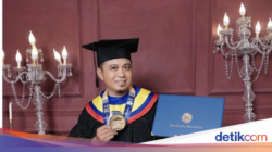 Kisah Rozi, Penyandang Penyandang Disabilitas yang Raih S3 Hingga Unair Bersama IPK 4.00
