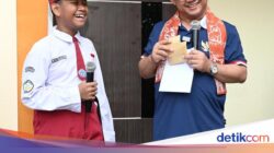 Siswa SD Ini Lancar Ngomong Bahasa Inggris Bareng Mendikdasmen, Belajar Untuk YouTube