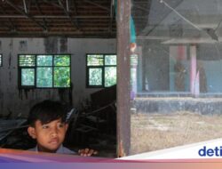 Situasi Kelas Memprihatinkan, Siswa SD Tetap Ikuti Pelajaran