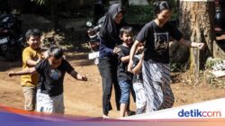 Liburan Tanpa Handphone, Anak Main Bakiak dan Egrang