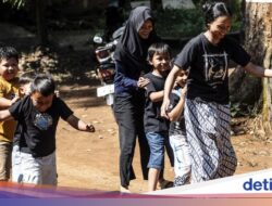 Liburan Tanpa Handphone, Anak Main Bakiak dan Egrang