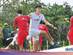 Striker Timpilihan Mitchell Baker Tingginya 196 Cm, Apa yang Bikin Anak Tumbuh Menjulang?