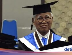 Usia 73 Tahun JLM Siahaan Raih Gelar Doktor Undip, Untuk Perkuat Kajian Sejarah Toba