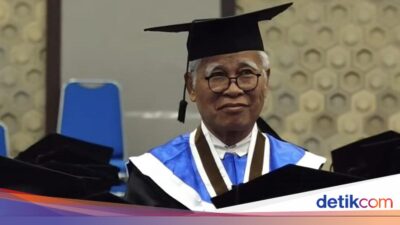 Usia 73 Tahun JLM Siahaan Raih Gelar Doktor Undip, Untuk Perkuat Kajian Sejarah Toba