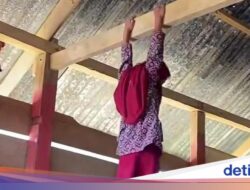 Kelasnya Masih Pakai Kayu Papan