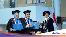 So Sweet! Pasutri Ini Berhasil Bersama-sama Lulus Doktoral Di ITS